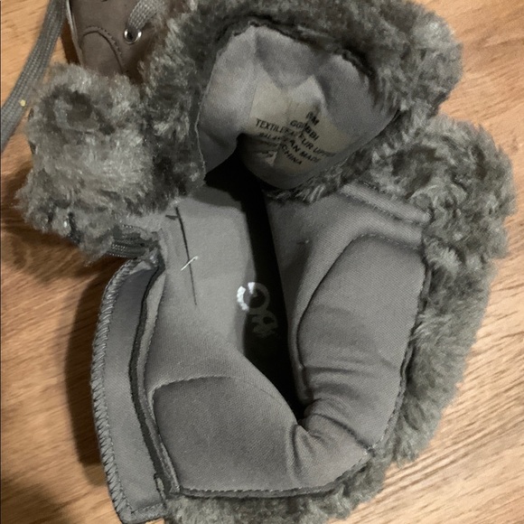 Guess faux fur sneaker/boot…. Sneaker is grayish in color… size 8.5 - Picture 10 of 10